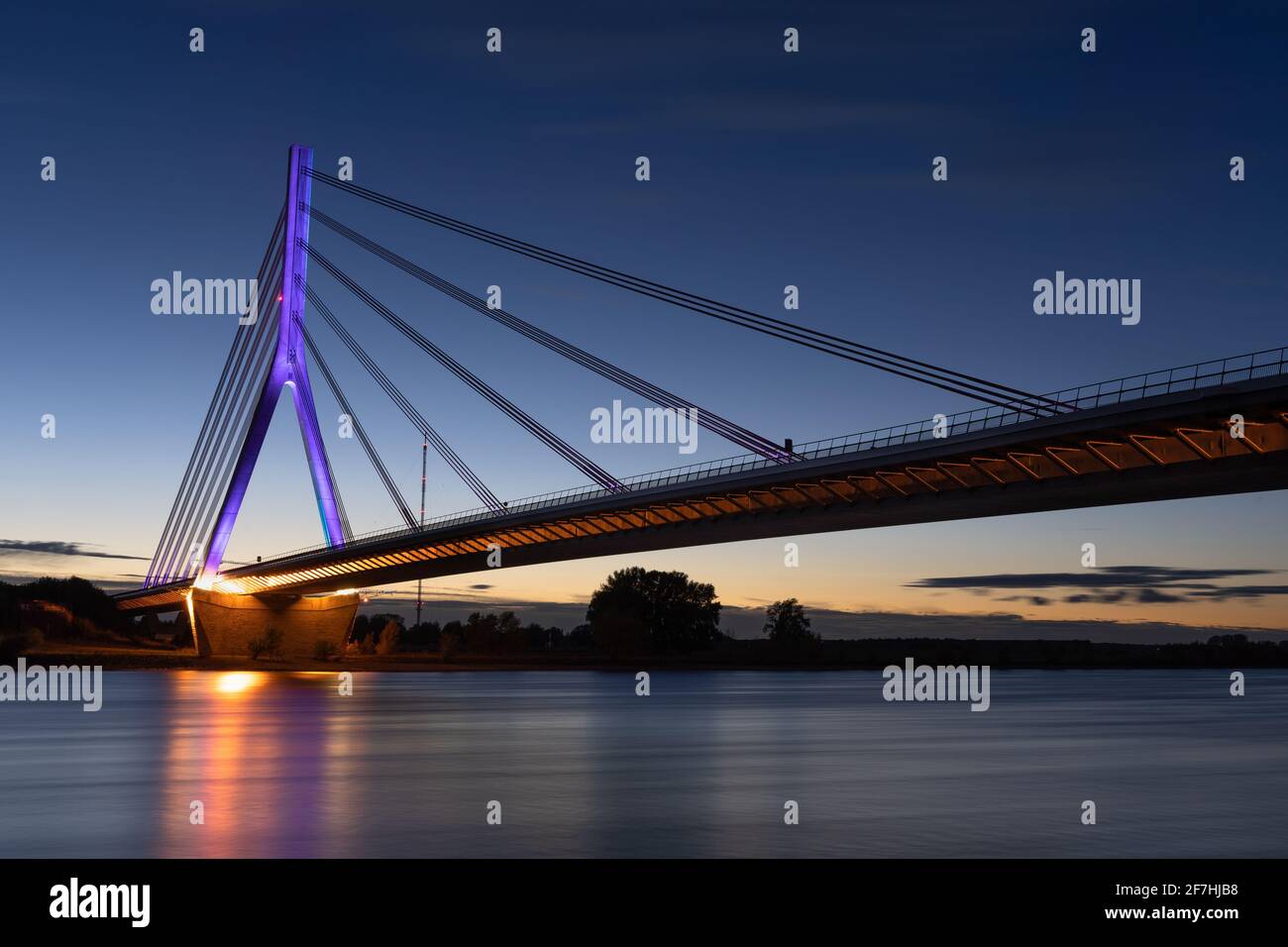 Rheinbrücke Wesel zur blauen Stunde Foto de stock