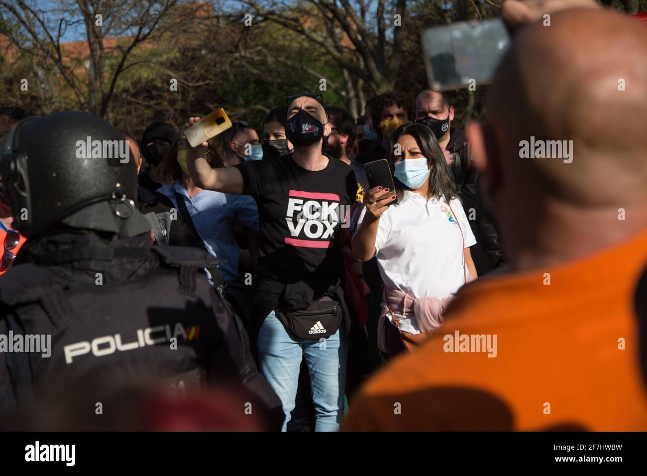 Madrid, España. 07th de abril de 2021. Los residentes de Vallecas protestan  contra la manifestación del partido ultraderechero. (Foto de Fer Capdepon  Arroyo/Pacific Press) crédito: Pacific Press Media Production Corp./Alamy  Live News