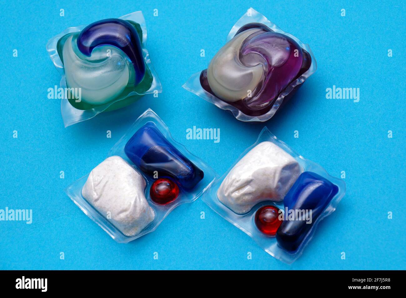 Dosis de bolsita de detergente de colores utilizadas para electrodomésticos  sobre fondo azul Fotografía de stock - Alamy