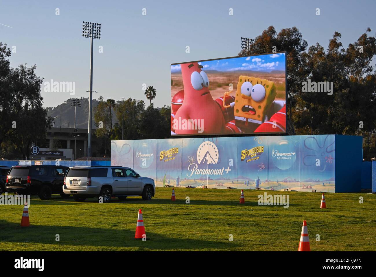 Vista general de una película Paramount+ que muestra la película Spongebob : Sponge on the Run en el Rose Bowl, viernes, 26 de febrero de 2021 en Pasadena Foto de stock
