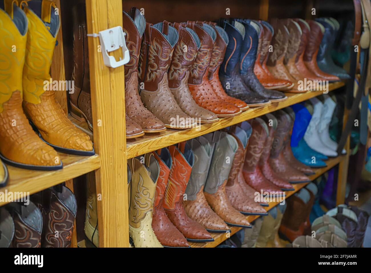 Botas de vaquero en exhibición en la fábrica de botas, talabartería,  calzado y artesanía de cuero en el municipio de Moctezuma. Moctezuma,  Sonora, México. . (Foto de Luis Gutiérrez / Foto Norte)