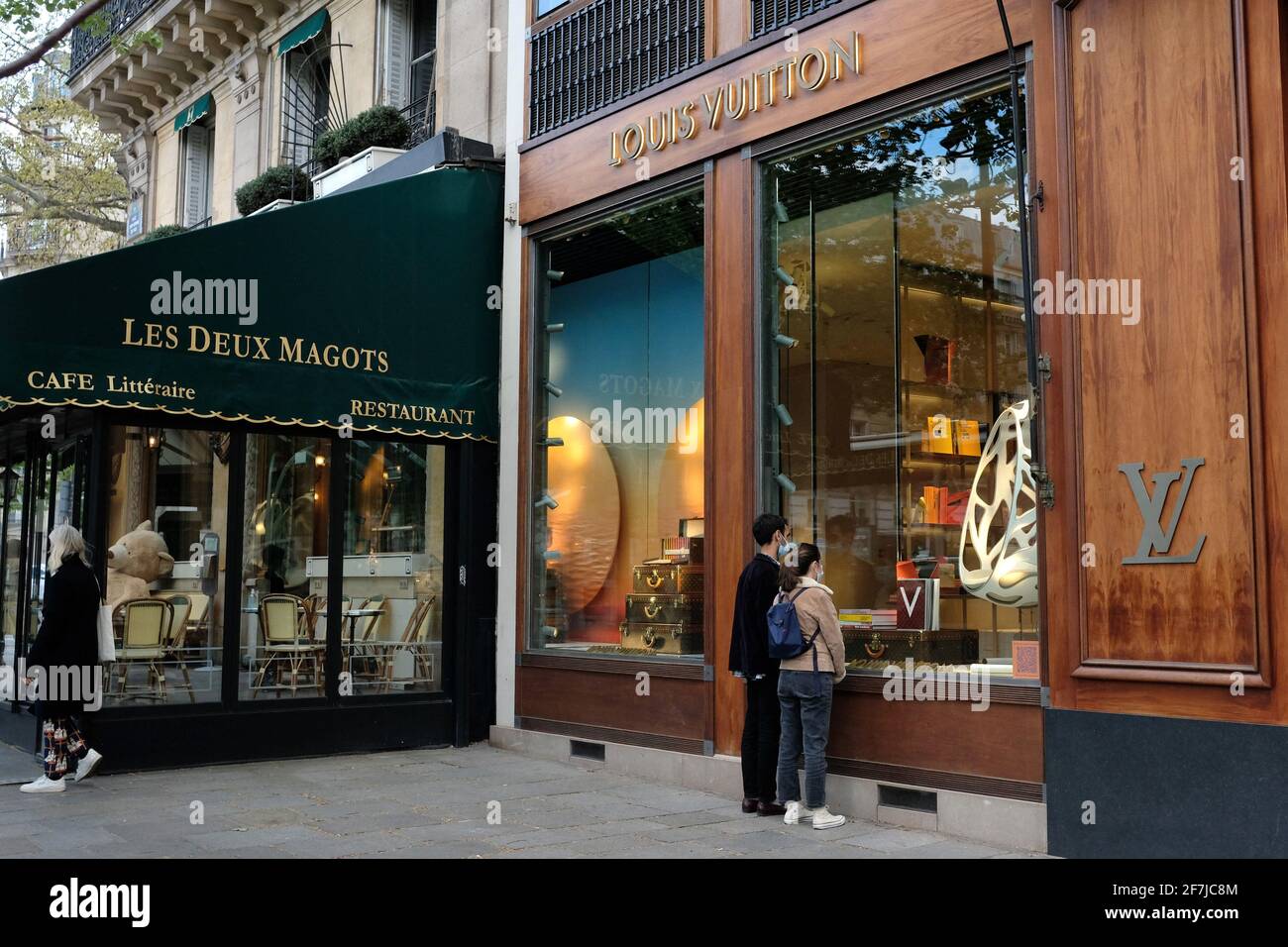 Louis Vuitton transforma su tienda de Saint-Germain-des-Prés en una  librería, TENDENCIAS