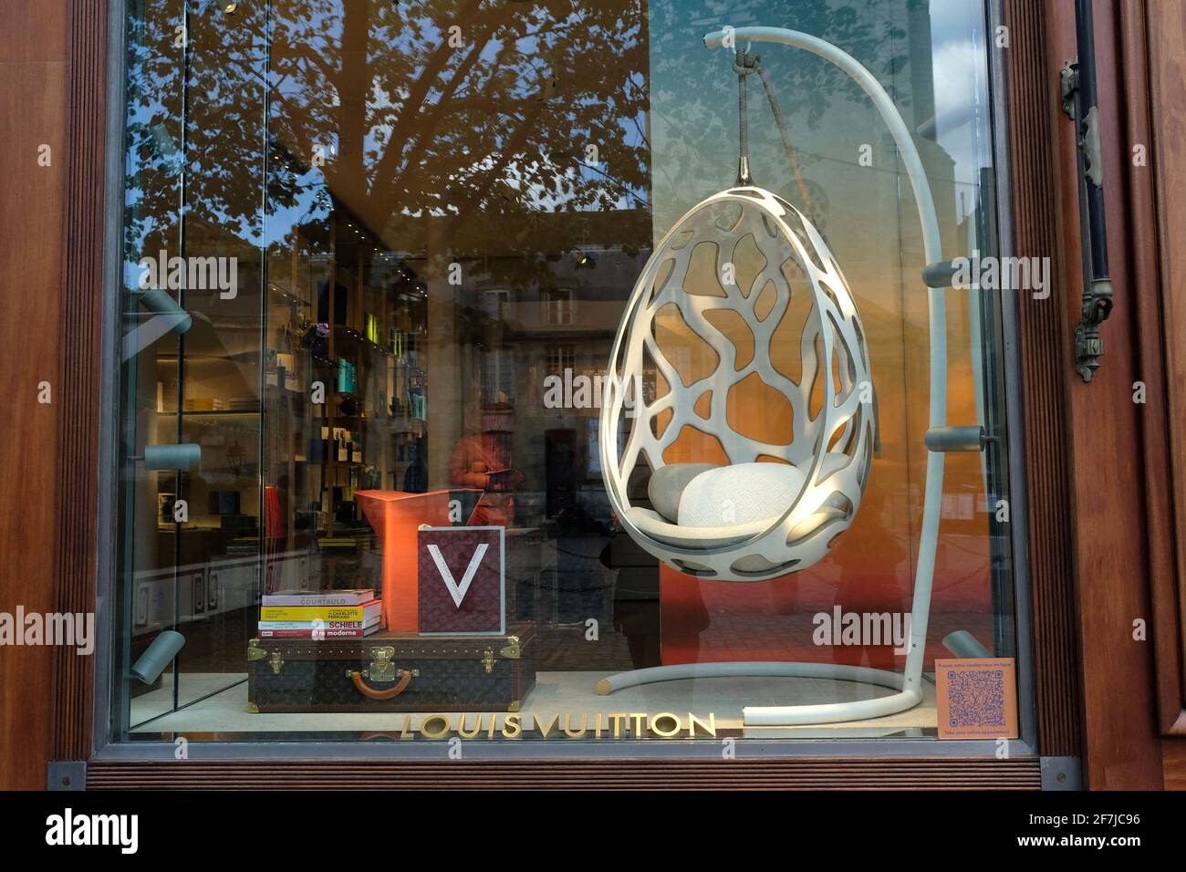 Louis Vuitton transforma su tienda de Saint-Germain-des-Prés en una  librería, TENDENCIAS