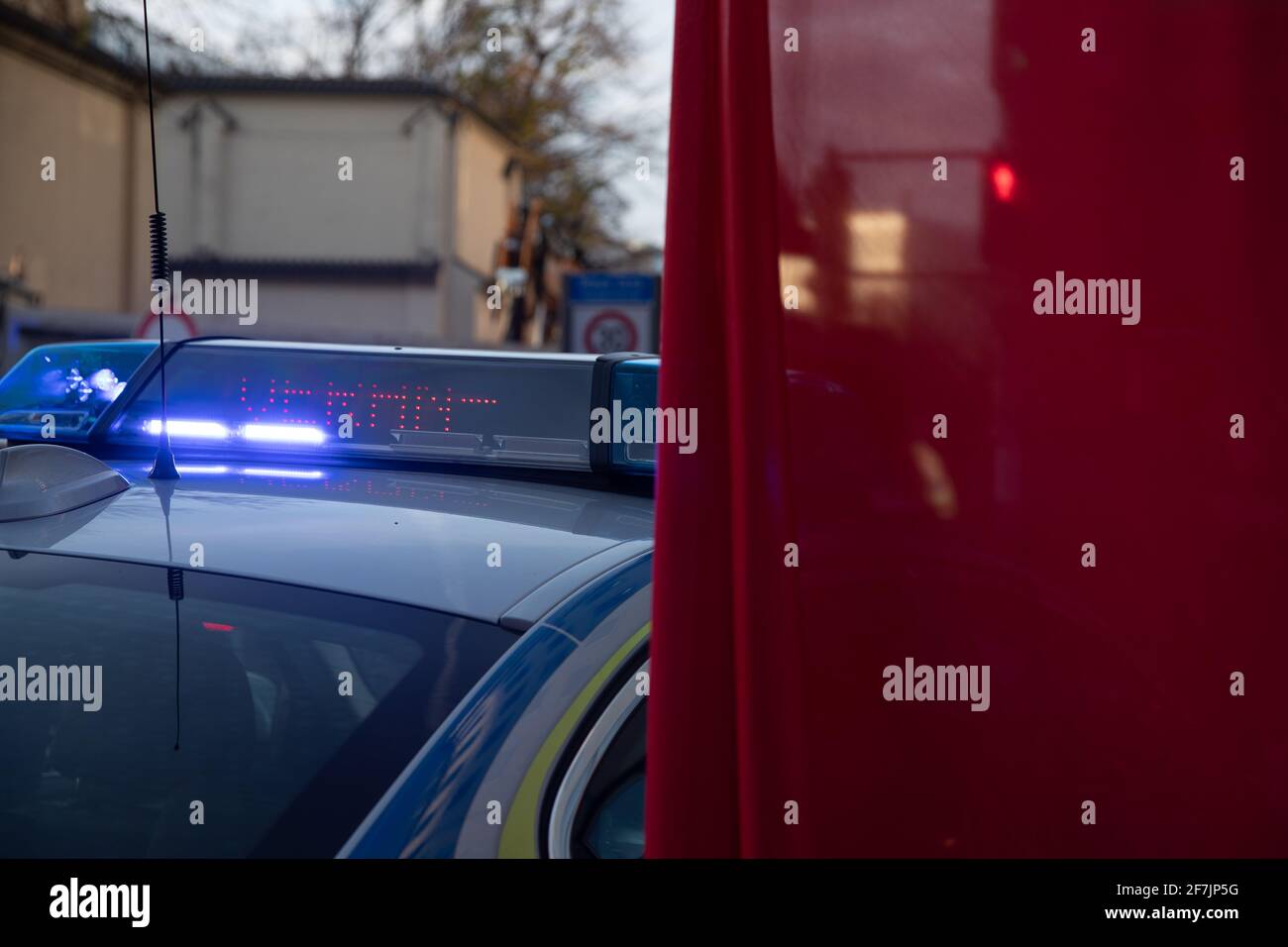Rotes Tuch steft vor Polizeiwagen mit Blaulicht im Einsatz. -- Bandera roja  frente al coche de la Policía Alemana con bluelight en funcionamiento.  (Foto de Alexander Pohl/Sipa USA Fotografía de stock -