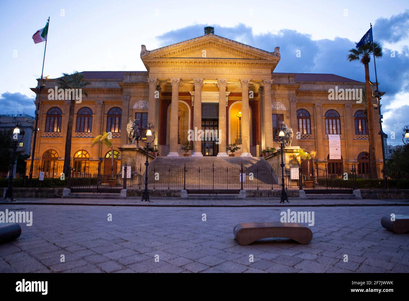 El Teatro Massimo durante la hora azul , Palermo, Sicilia, Italia, Europa. Foto de stock