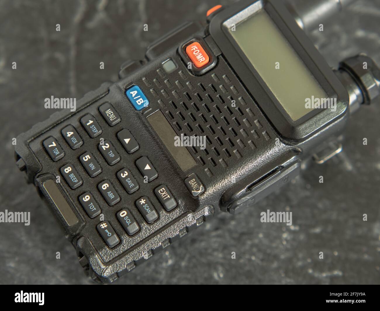 Walkie-talkie compacto pero potente en negro con una pantalla sobre un  fondo oscuro. Primer plano Fotografía de stock - Alamy