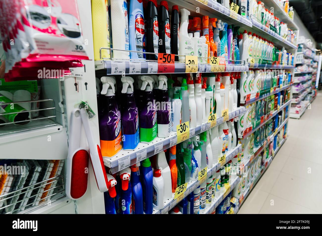 Un surtido de polvos de lavado de diferentes marcas en los estantes de la  tienda Fotografía de stock - Alamy