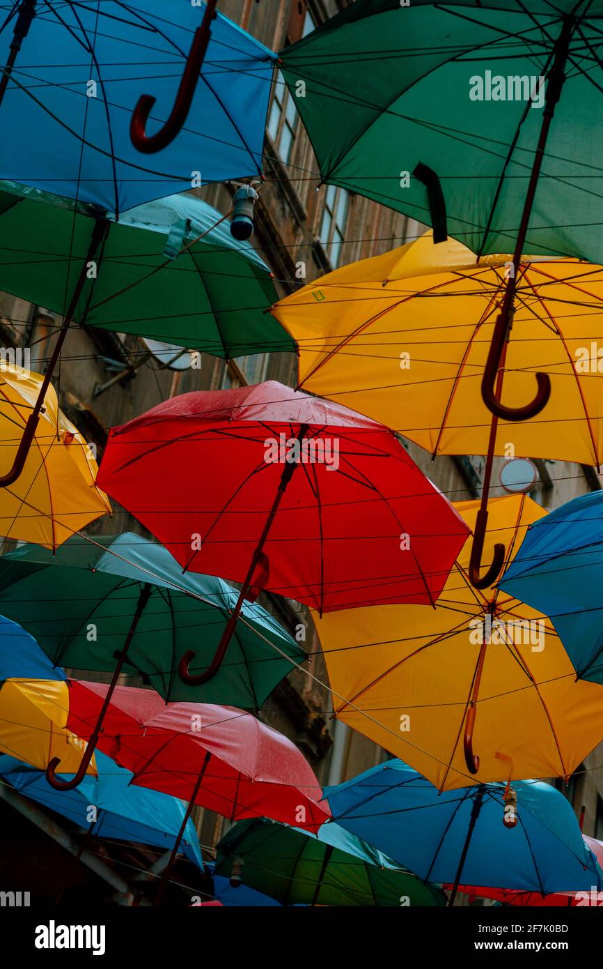 Paraguas multicolor colgando en la calle de Karakoy Estambul. Decoración de  paraguas. Calle sombrilla Fotografía de stock - Alamy