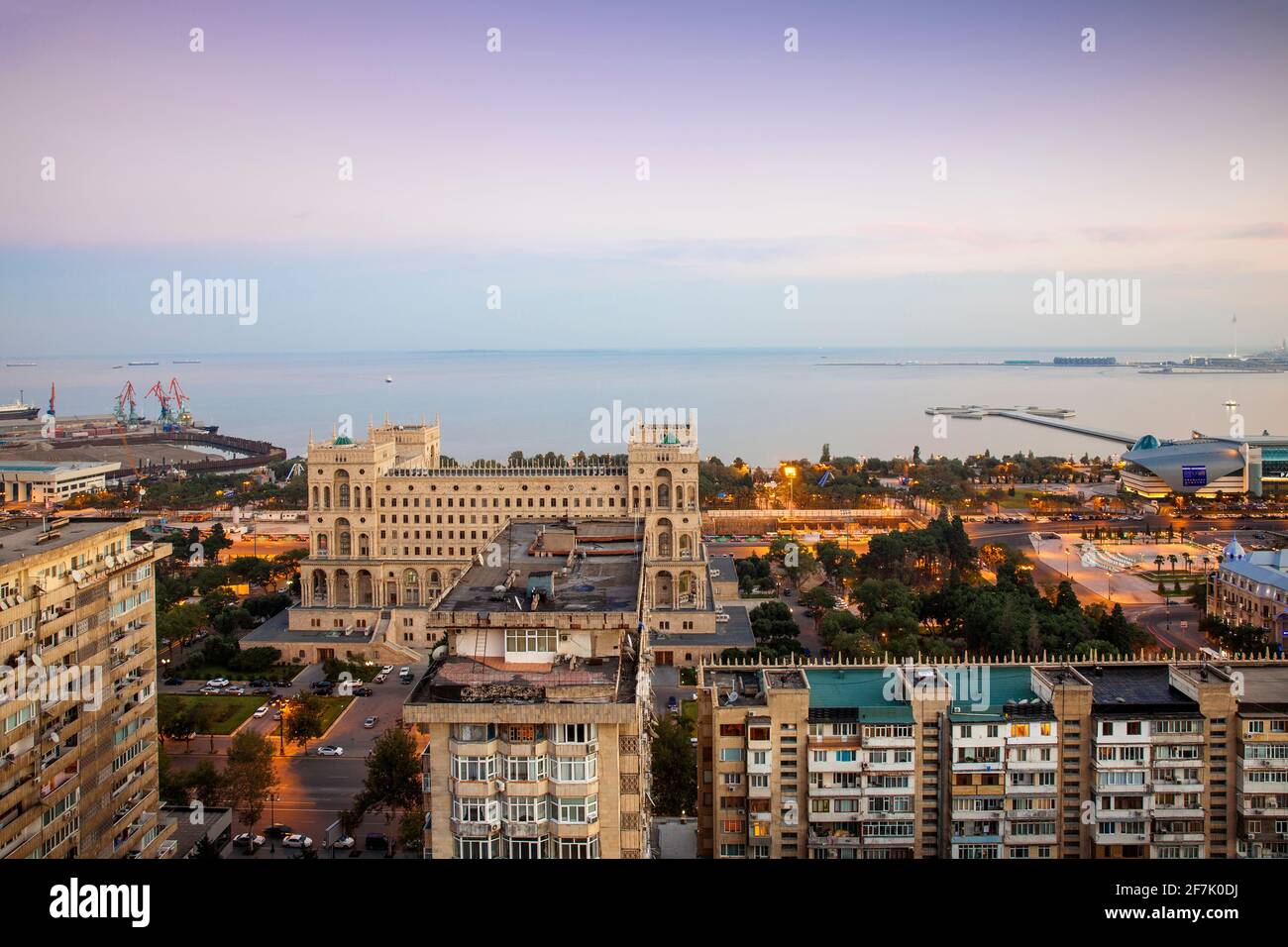 Azerbaiyán, Bakú, Vista de la ciudad hacia la Casa de Gobierno y el puerto de Bakú Foto de stock