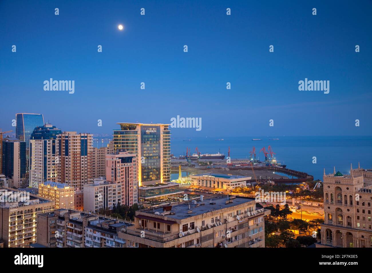 Azerbaiyán, Bakú, Vista de la ciudad hacia el JW Marriott Hotel Absheron Baku y el puerto de Bakú Foto de stock