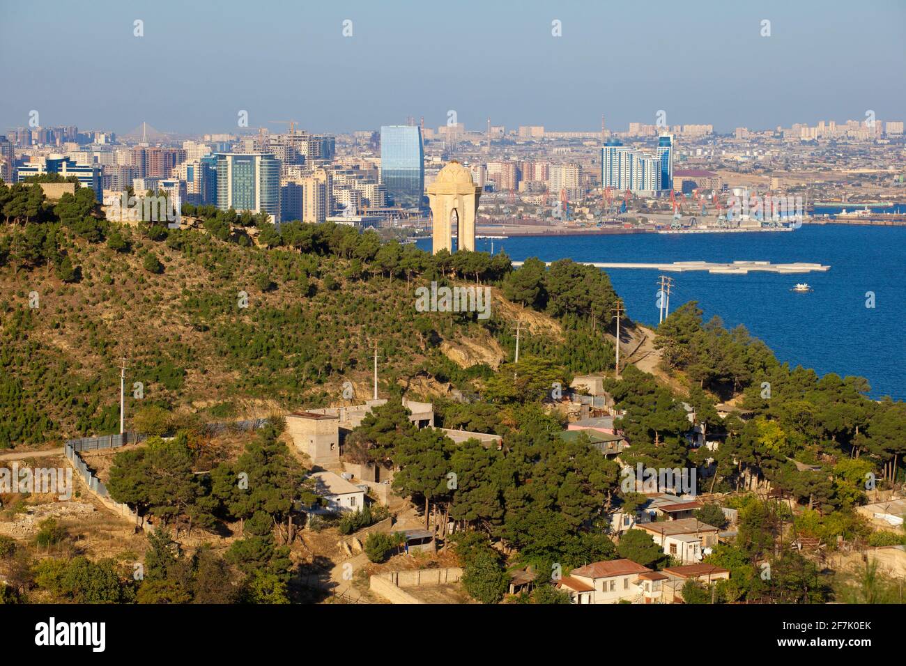 Azerbaiyán, Bakú, Sahidlar Xiyabani - Martyr's Lane, Vista del Monumento a la Llama Eterna y la ciudad de Bakú Foto de stock