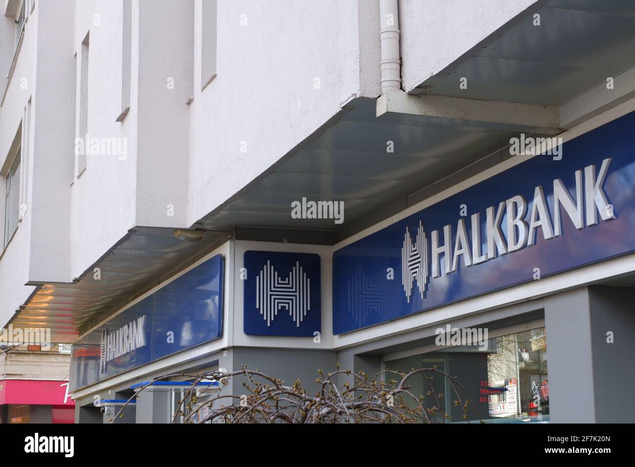 Sucursal del Banco Estatal Turco Halkbank -Halk Bankasi- nombre y. logotipo al aire libre Foto de stock