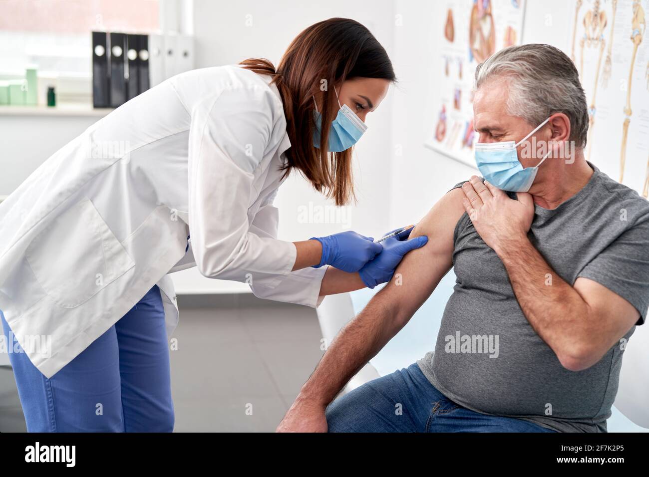 Hombre mayor vacunado en el consultorio de un médico Foto de stock