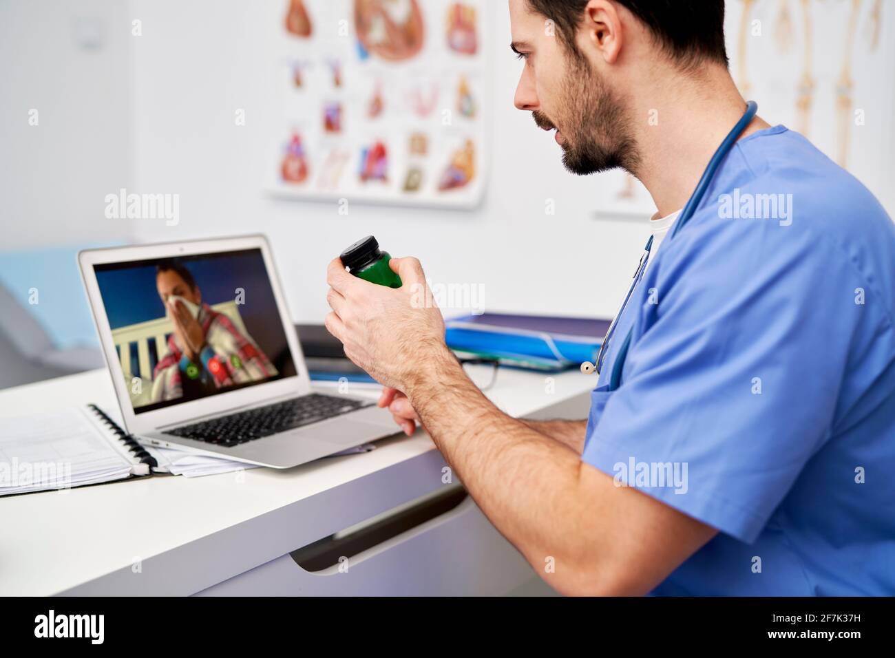Paciente enfermo en una videollamada con un médico Foto de stock