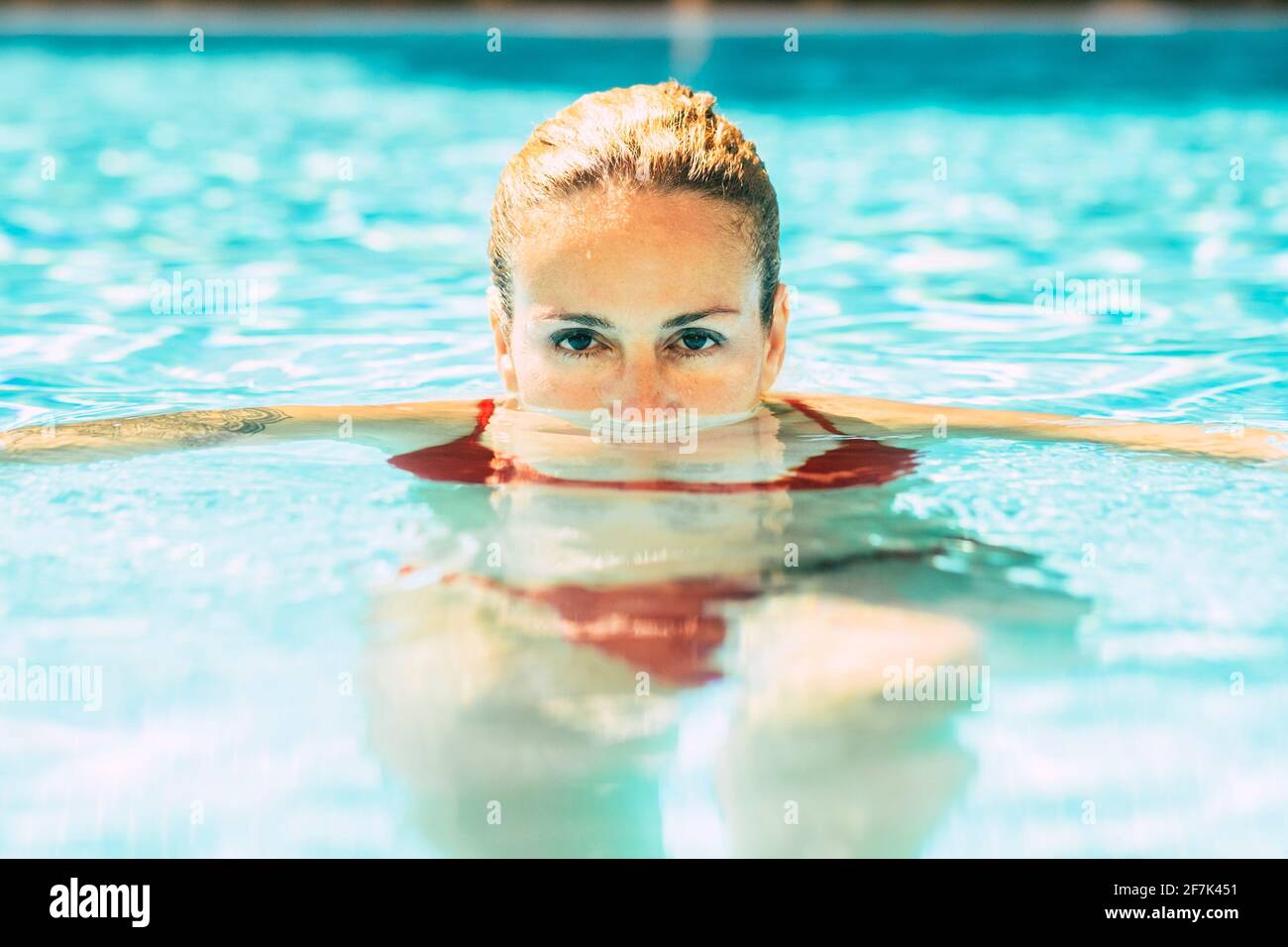 Retrato De Una Hermosa Mujer En La Gorra De La Piscina Junto Al Agua.  Imagen de archivo - Imagen de piscina, vacaciones: 253366329