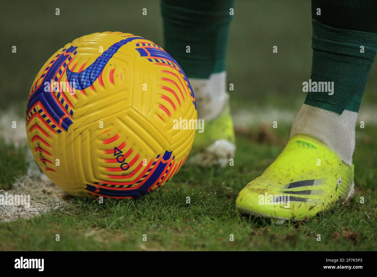 Son Heung-Min #7 de Tottenham Hotspur con la Premier League Nike match ball  y sus botas Adidas HM7 personalizadas Fotografía de stock - Alamy