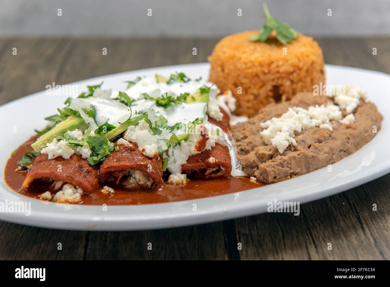 Una deliciosa comida de enchiladas rojas fotografías e imágenes de alta  resolución - Alamy