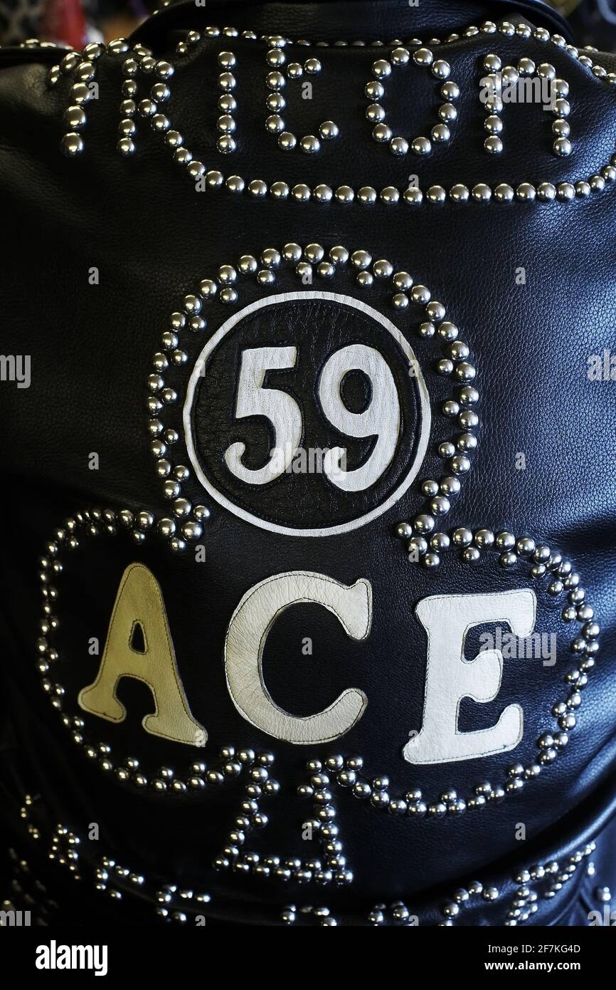 Primer plano de chaqueta biker decorada con tacos y parche 59 del club de motocicletas en Ace Cafe en Londres, Reino Unido Foto de stock