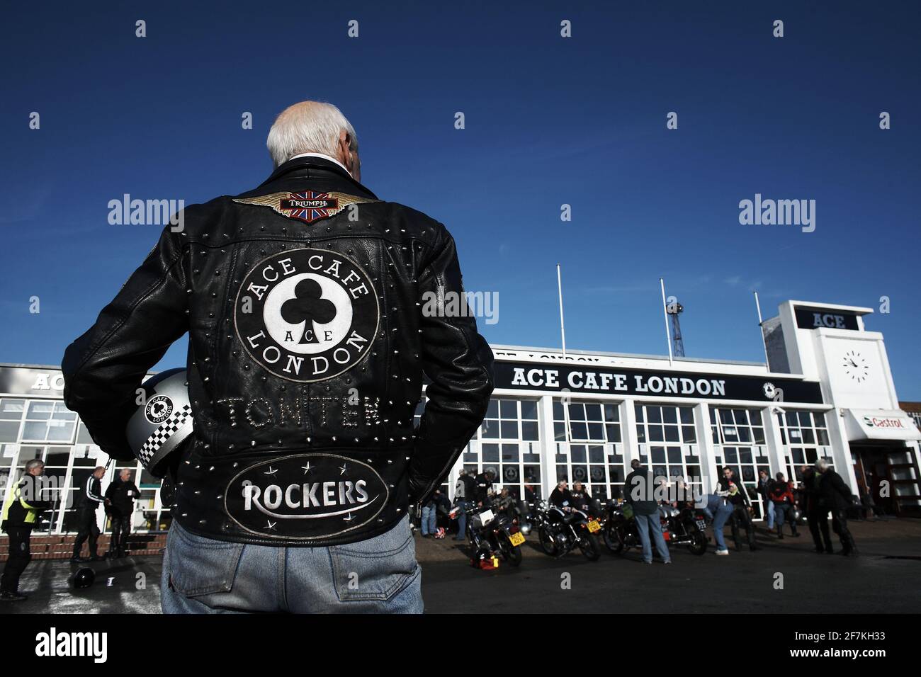 GRAN BRETAÑA / Inglaterra / Londres / Rara vista de Rocker con chaqueta de cuero y casco de motocicleta en el Día de Ton-Up en Ace Cafe Londres . Foto de stock