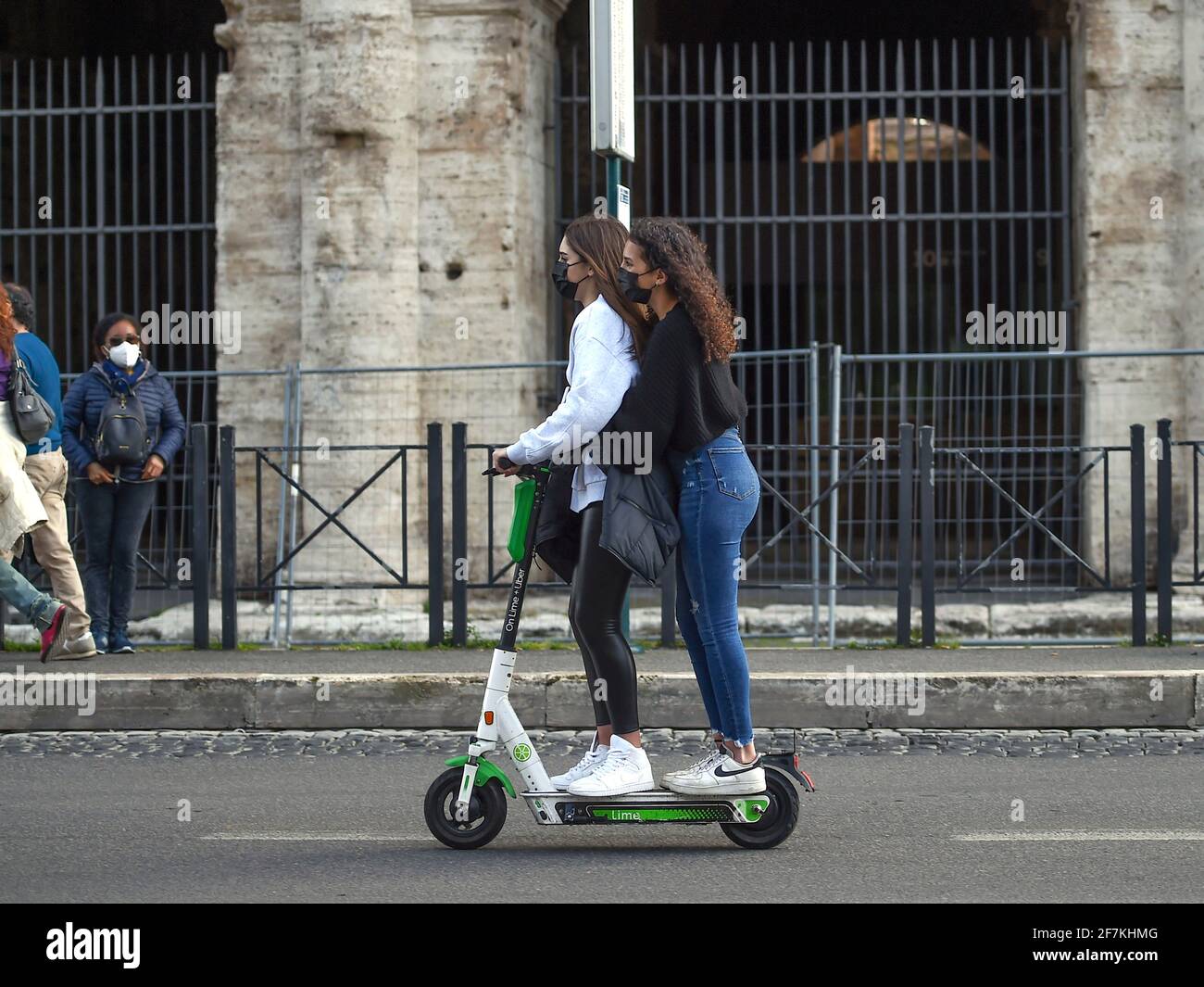 Italia, Roma, 13 de marzo de 2021 : Dos personas montando un scooter  eléctrico cerca de la zona del Coliseo Foto © Fabio  Mazzarella/Sintesi/Alamy Stock Photo Fotografía de stock - Alamy