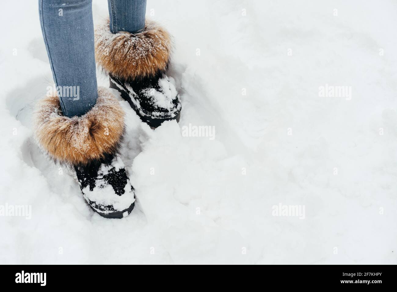 Cuatro calcular Perjudicial Piernas femeninas con jeans y botas abrigadas de peluche una nieve  Fotografía de stock - Alamy