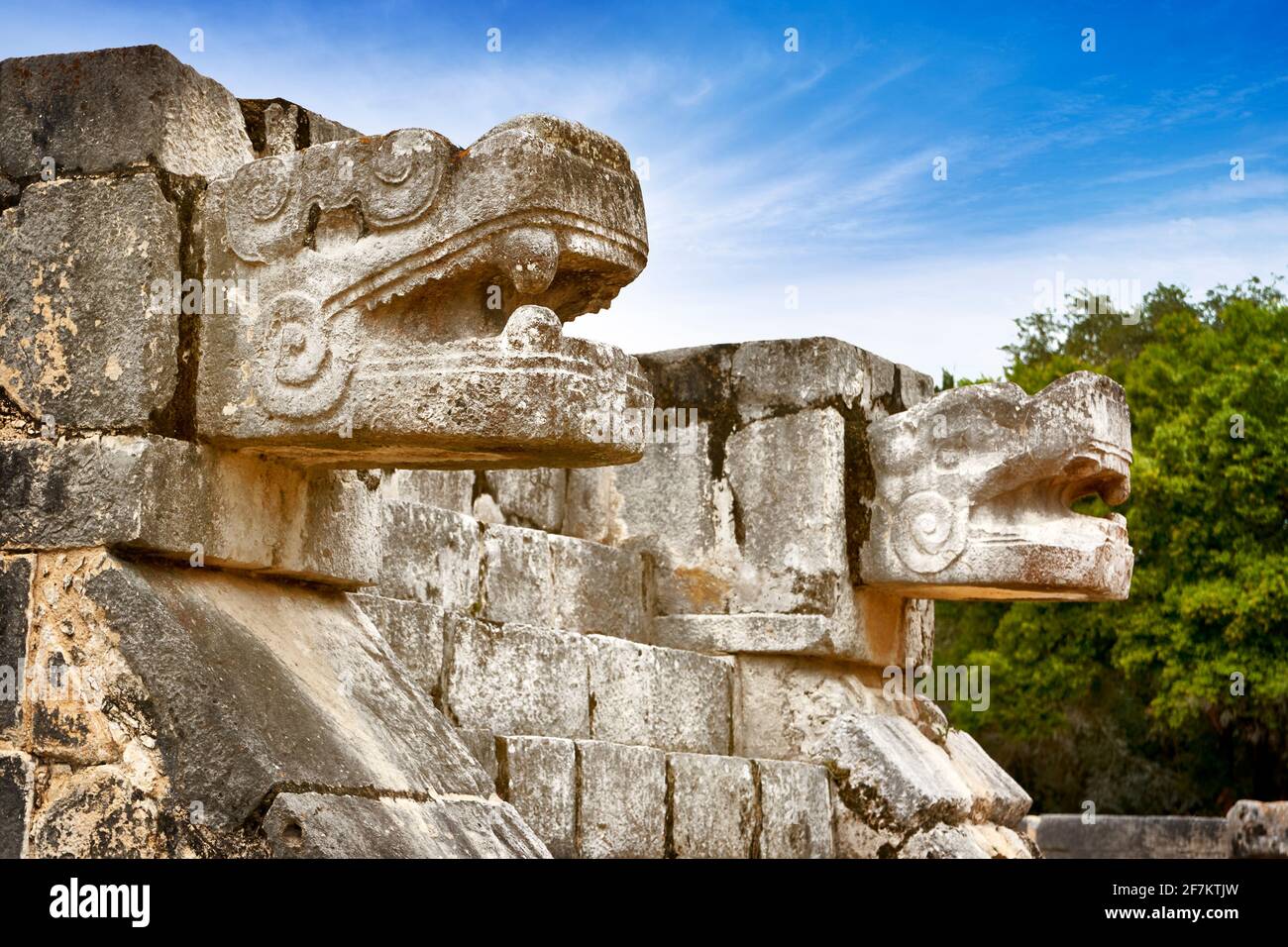 Jaguar jefes de la Plataforma de Venus, antiguas ruinas Mayas, sitio arqueológico Chichen Itzá, Yucatán, México Foto de stock