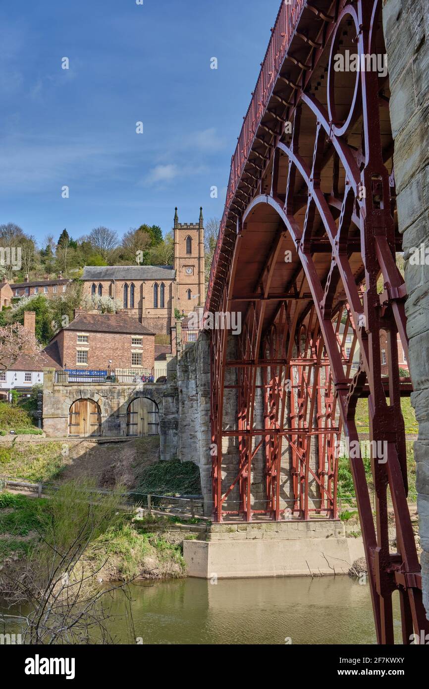 El Puente de Hierro y la Iglesia de San Lucas en Ironbridge, Shropshire  Fotografía de stock - Alamy