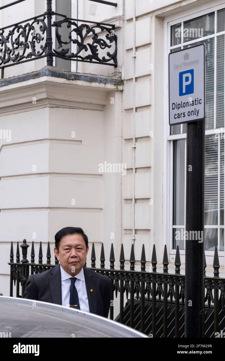 El ex embajador de Myanmar en Londres, Kyaw Zwar Minn, que pasó la noche en su coche después de que el agregado militar de su país le negó la entrada en su embajada, regresa sin acceso, el 8th de abril de 2021, a Londres, Inglaterra. El gobierno democráticamente elegido de Myanmar fue derrocado por un golpe de estado dirigido por militares en febrero. Foto de stock