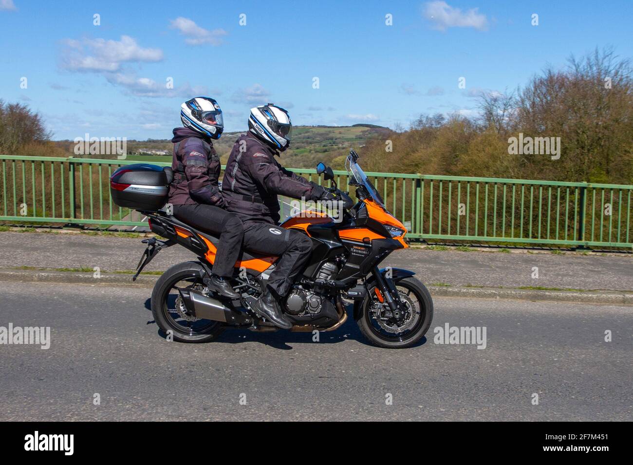 2019 Kawasaki Klz 1000 CKF aventura naranja; motociclista; dos ruedas de transporte, motocicletas, vehículos en carreteras británicas, motos, motociclistas motorizados en Manchester, Reino Unido Foto de stock