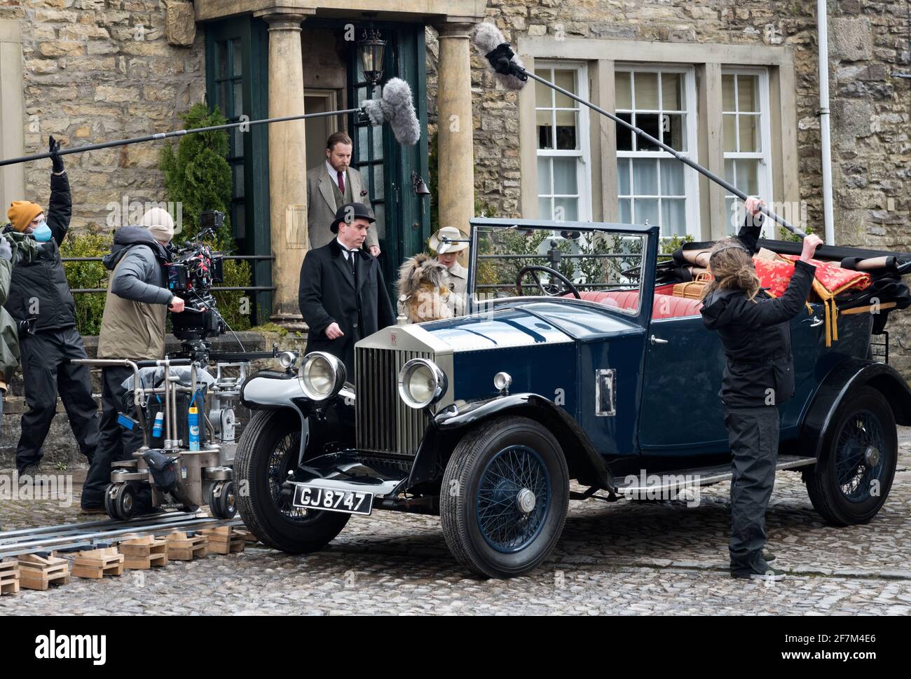 Rodando para la nueva serie de 'Todas las criaturas grandes y pequeñas', la serie de televisión basada en los libros sobre el veterinario de Yorkshire James Herriott. La escena aquí está siendo filmada en el pueblo de Grassington, en el Parque Nacional Yorkshire Dales. Foto de stock