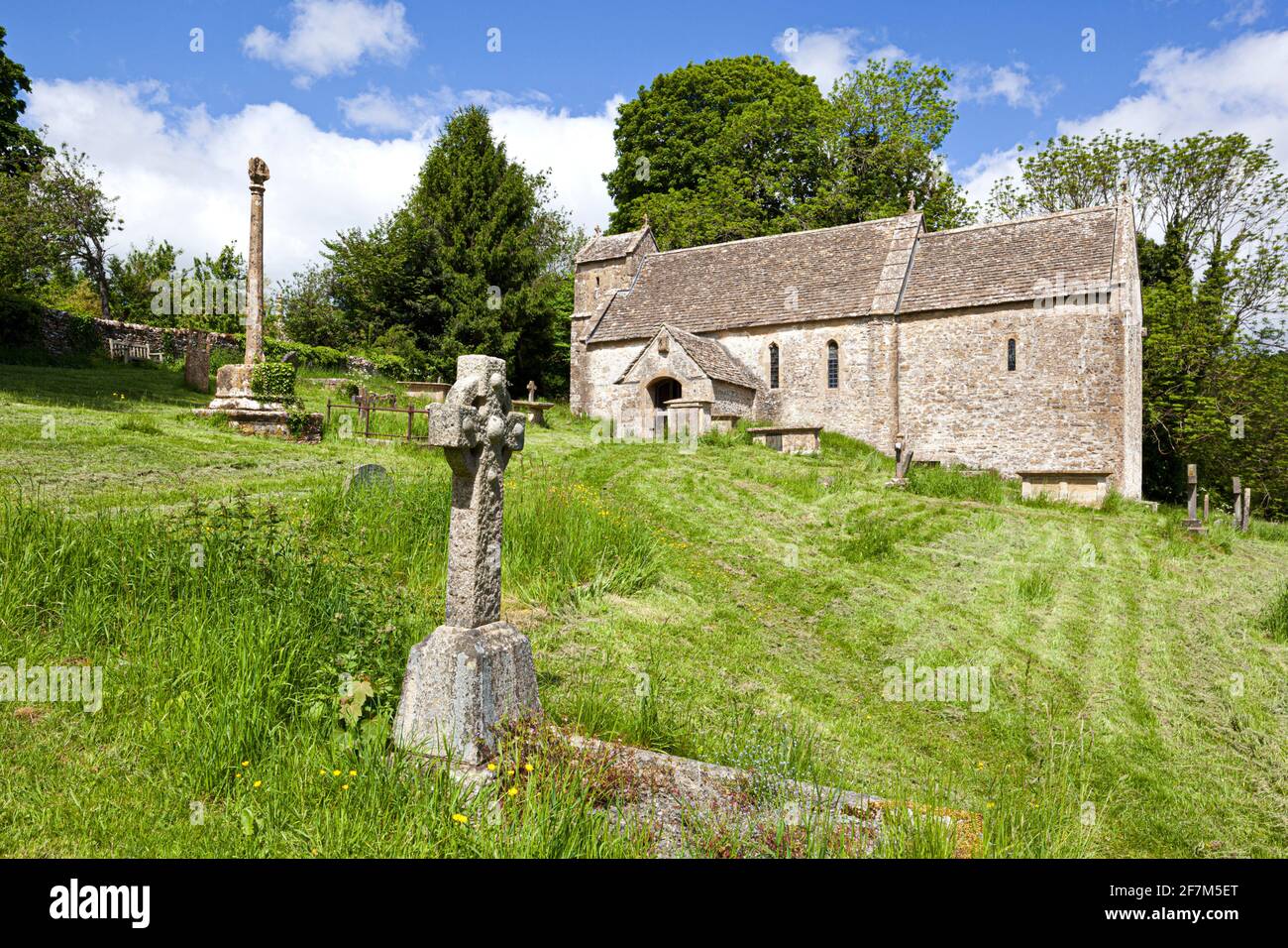 Iglesia de San Miguel (que data de los tiempos de Saxon) en la aldea de Cotswold Duntisbourne Rouse, Gloucestershire, Reino Unido Foto de stock
