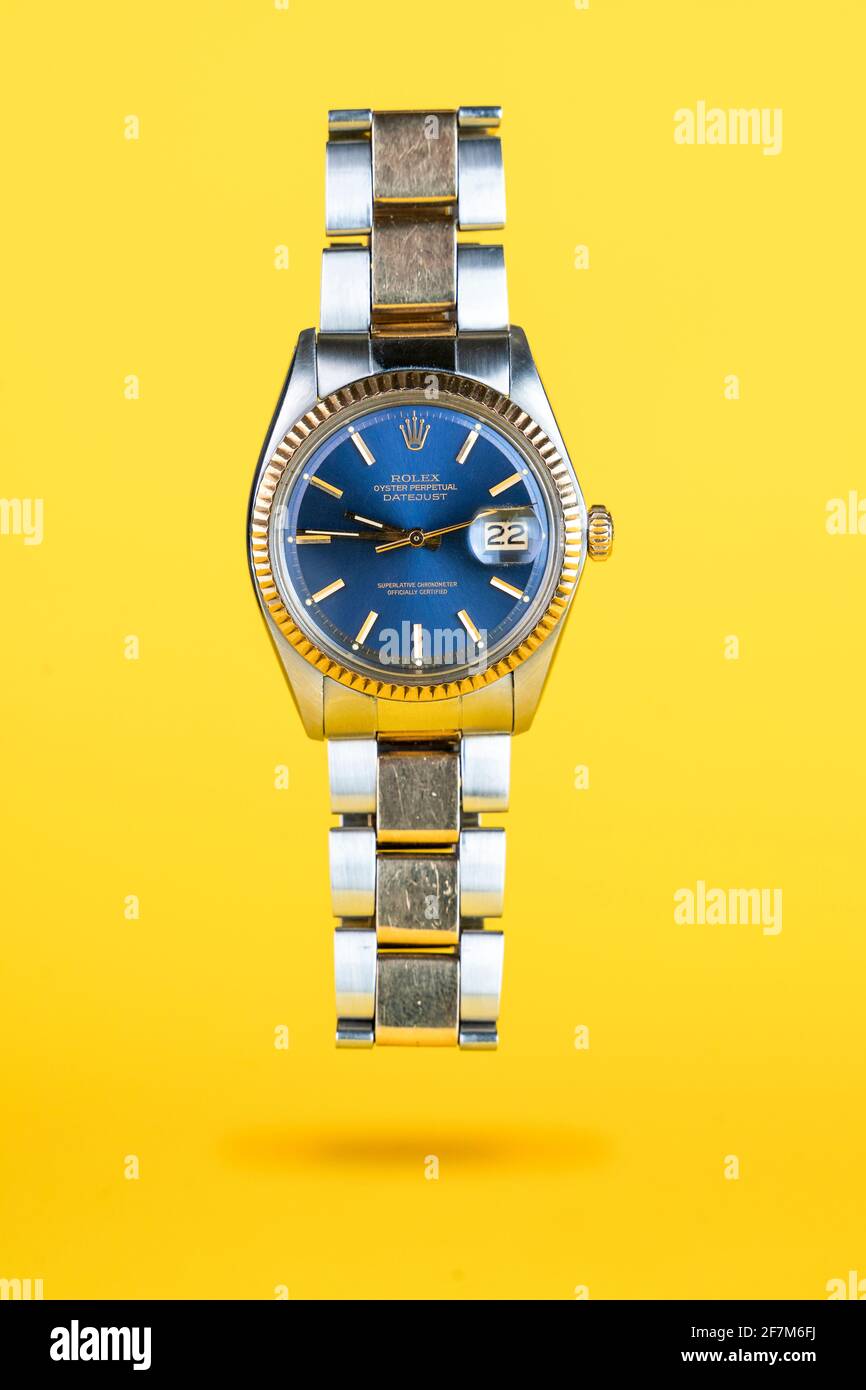 CREMONA, ITALIA - ENERO, 2021: Reloj Rolex Oyster Blue sobre fondo  amarillo. Rolex SA es una importante empresa suiza de lujo en la producción  de muñeca Fotografía de stock - Alamy