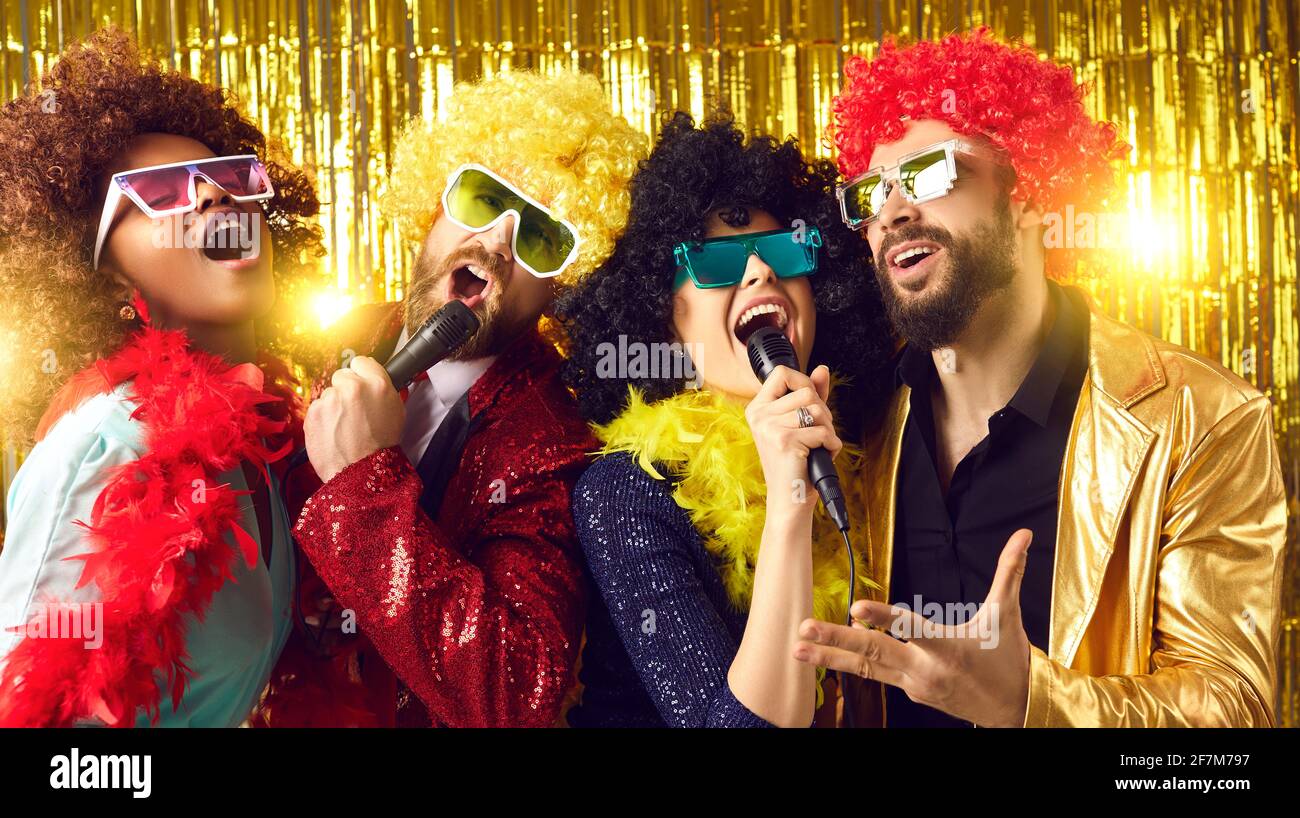 Gente Feliz Con Disfraces Coloridos Gafas De Discoteca Divertidas Y Pelucas  Que Soplan Cuernos De Fiesta Juntos Foto de archivo - Imagen de retro,  danza: 260523002
