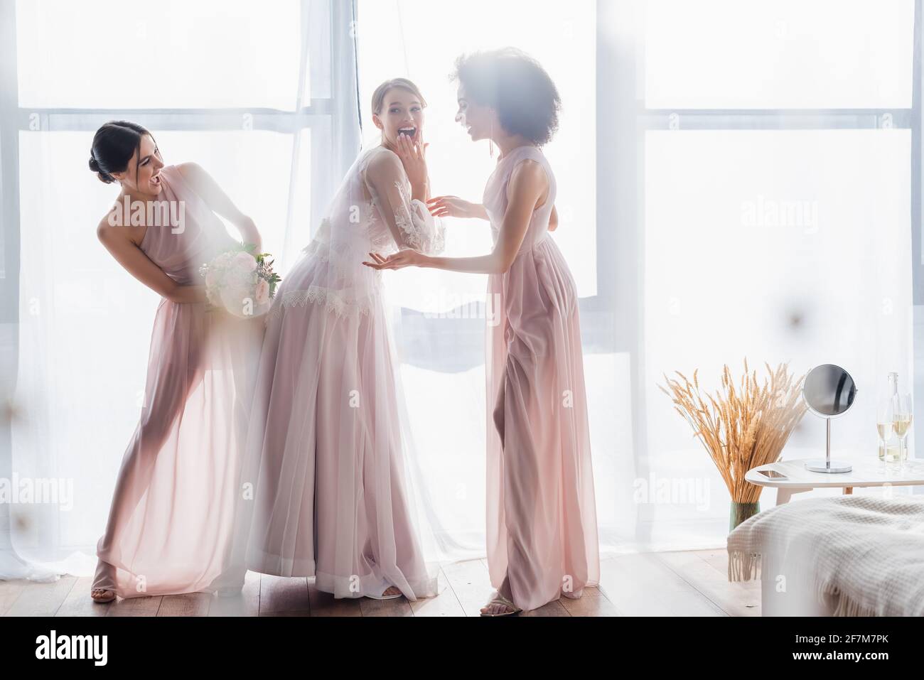 Vestidos De Dama De Honor Negro Fotos e Imágenes de stock - Alamy