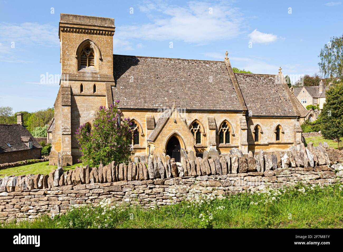 Iglesia de San Bernabé en el pueblo Cotswold de Snowshill, Gloucestershire Reino Unido Foto de stock