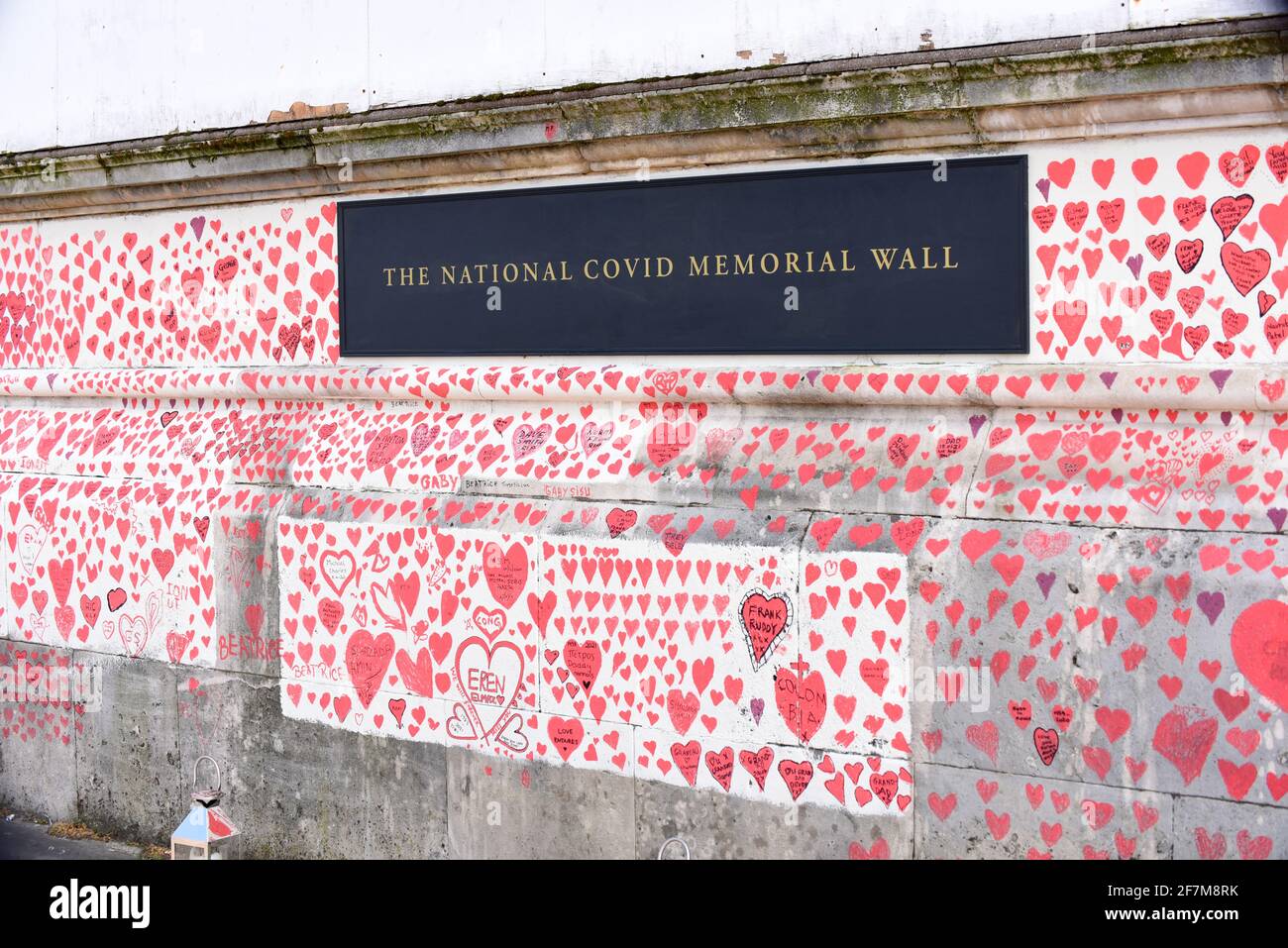 Londres, 2021 de abril: El National Covid Memorial Wall en las afueras del St Thomas' Hospital en el Albert Embankment por el río Támesis en Londres Foto de stock