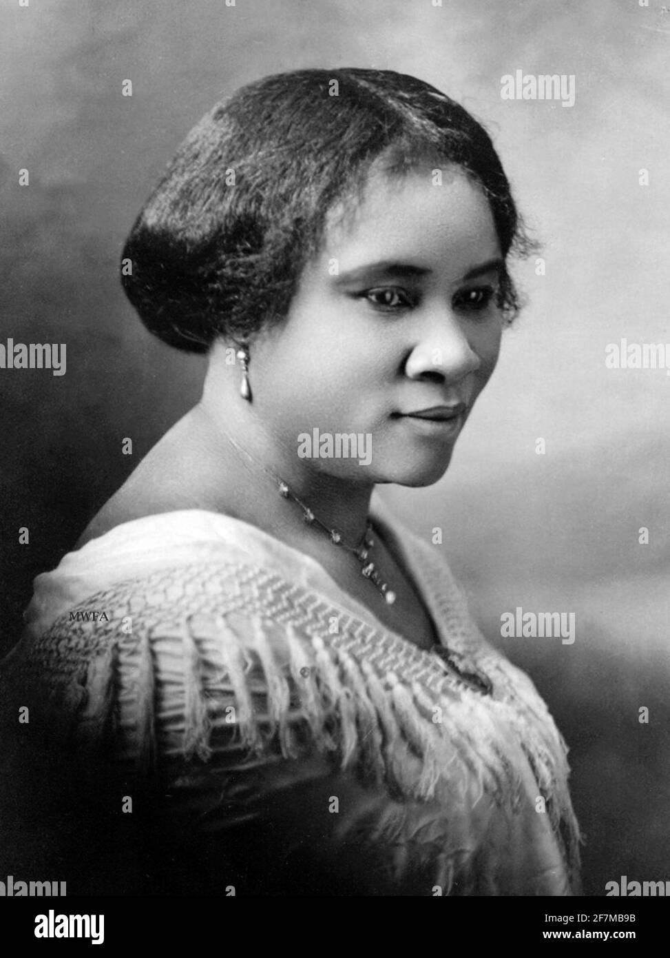 Sra. C.J. Caminante. Retrato de la empresaria y filántropo estadounidense, Sra. C J Walker (n. Sarah Breedlove, 1867-1919), c. 1914. Ella es registrada como la primera millonaria hecha por sí misma en América. Foto de stock