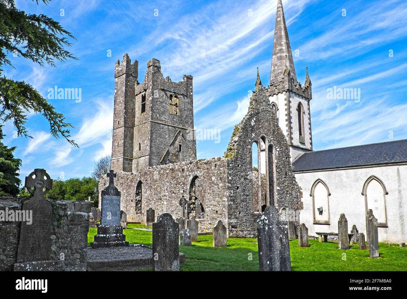 Las iglesias medievales y modernas están al lado del cementerio en el pueblo de Duleek, Meath, Irlanda Foto de stock