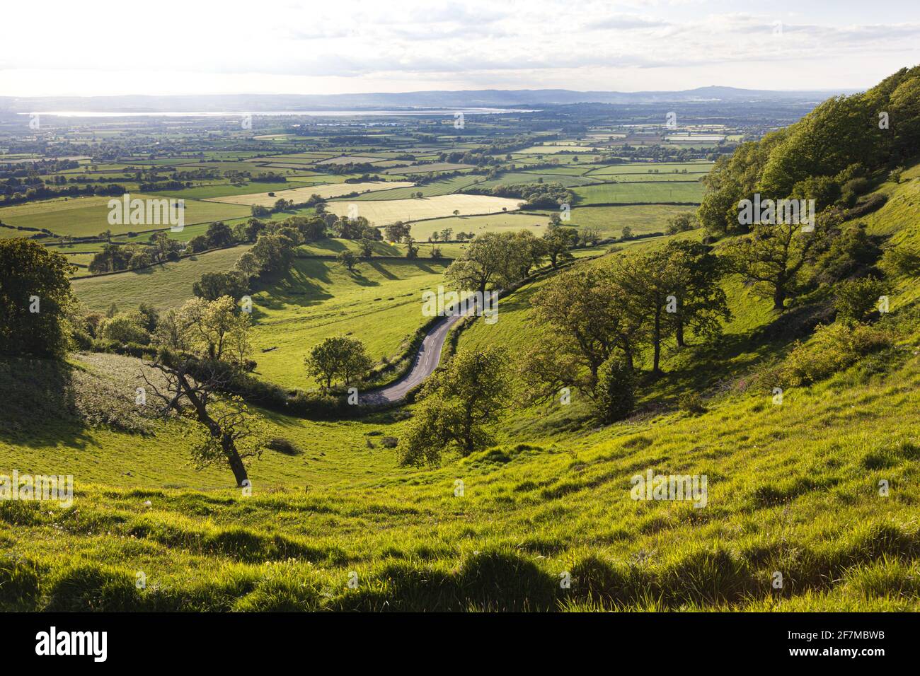 La carretera desde Severn Vale hasta la escarpa Cotswold en Frocester Hill, Gloucestershire UK Foto de stock