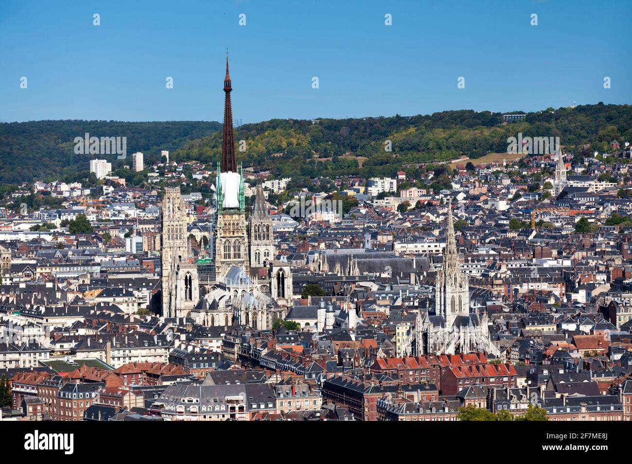 Vista aérea de la Catedral de Rouen y la iglesia de Saint-Maclou en Rouen, Normandía, Francia. Foto de stock