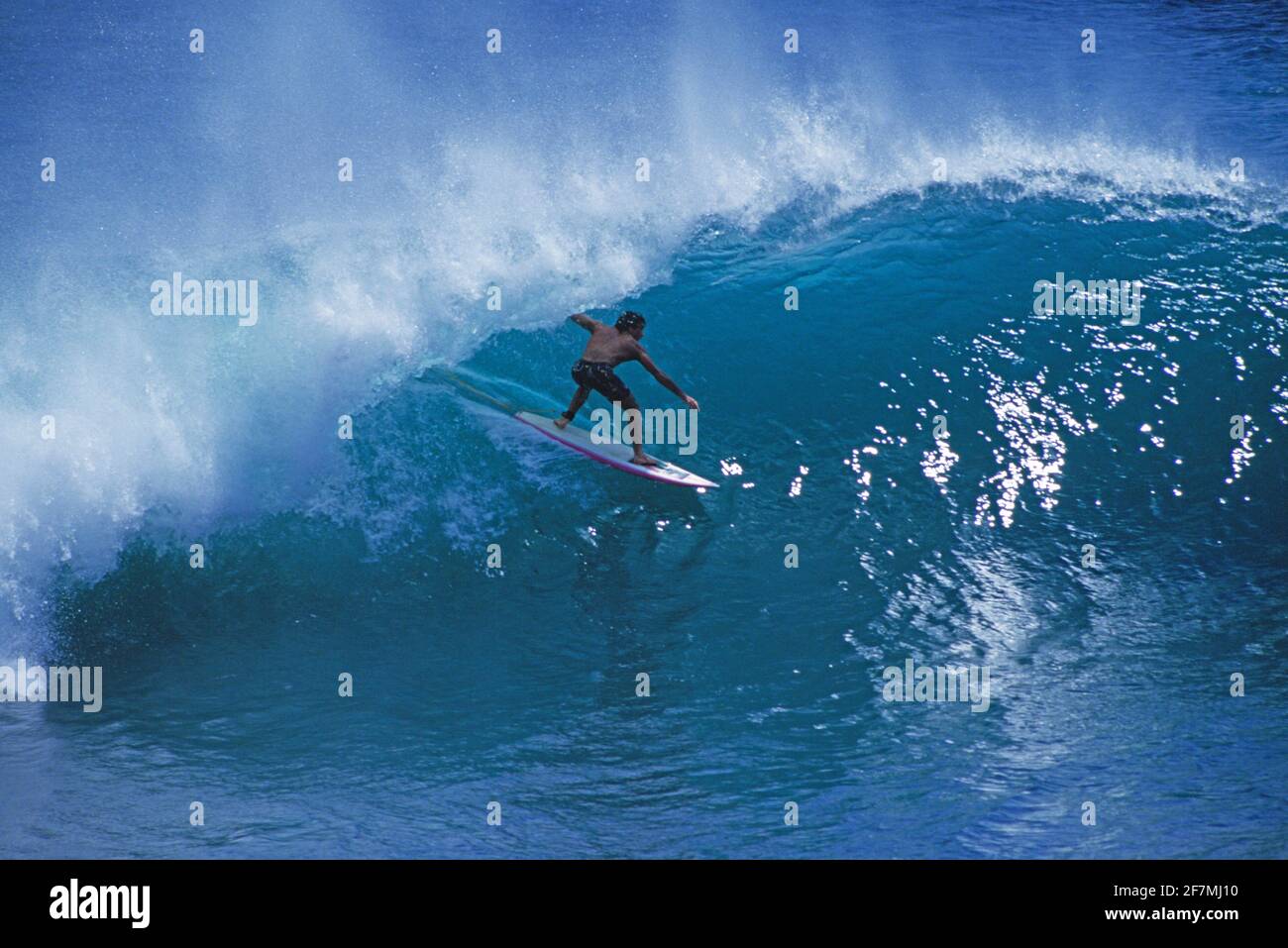 Surf. Surfer en la onda del barril. Foto de stock