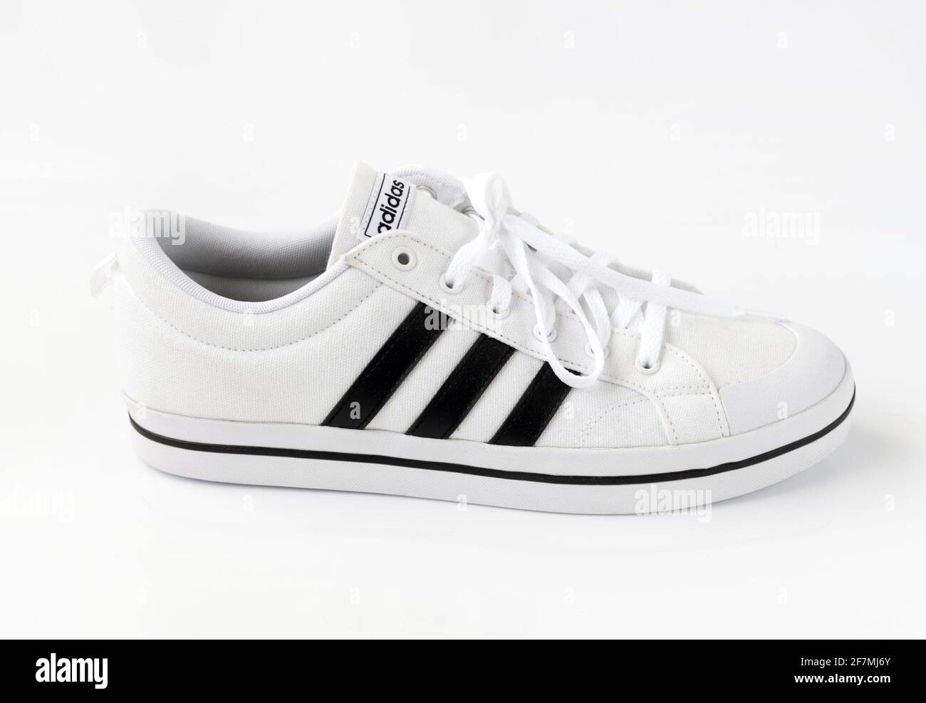 White adidas sneakers fotografías e imágenes de alta resolución - Alamy