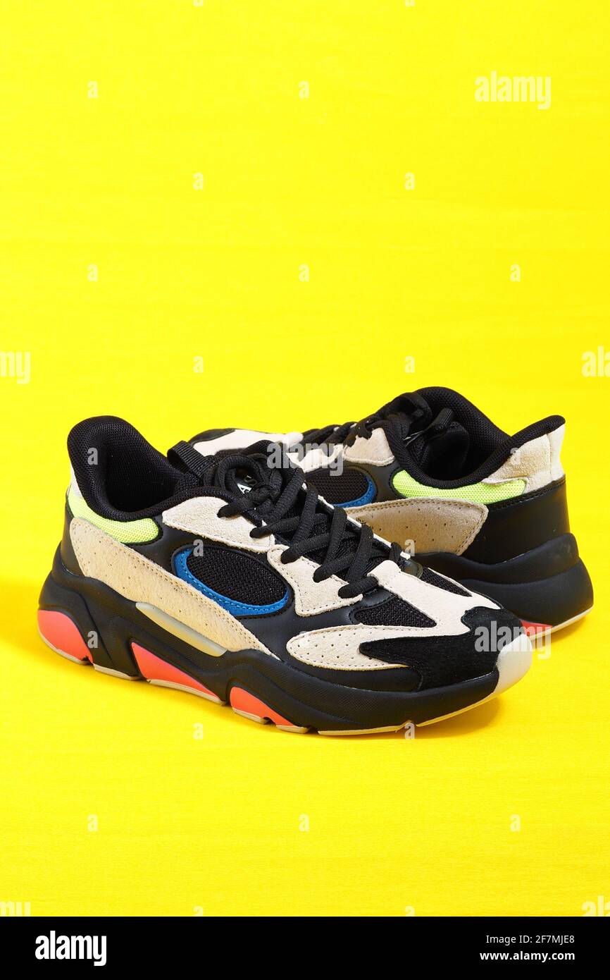 Zapatillas de lona para mujer. Zapatillas deportivas para mujer. Aislada,  niebla amarilla, imagen vertical con un lugar para inscripción Fotografía  de stock - Alamy