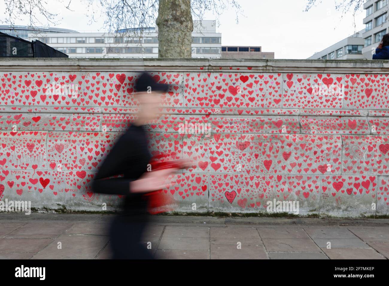 Londres (Reino Unido): El muro conmemorativo nacional de covid 'terminado' en South Bank de Londres - (en la orilla del río opuesta se encuentran las casas del parlamento.) Foto de stock
