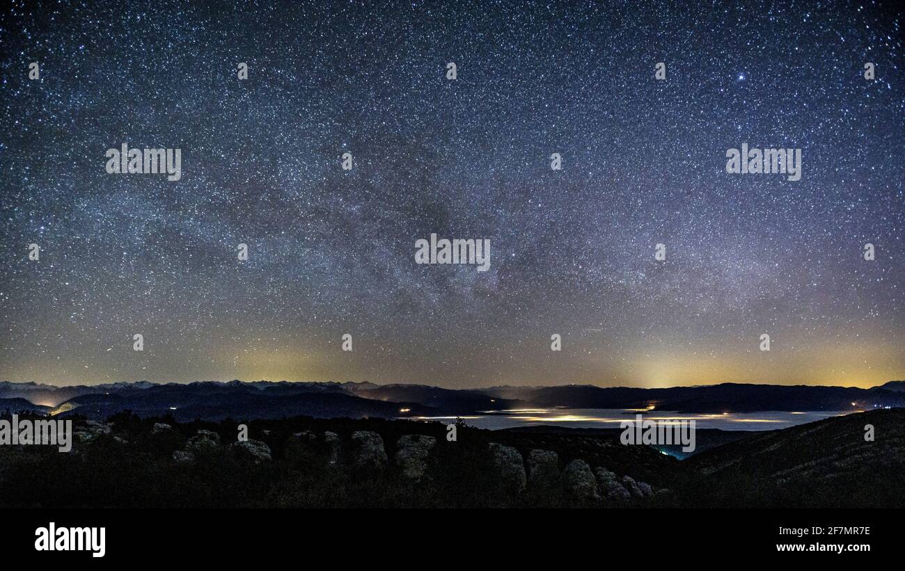 Vista nocturna de la Conca de Tremp vista desde Montsec (Pallars Jussà, Cataluña, España) ESP: Vista nocturna de la Conca de Tremp vista desde el Montsec Foto de stock