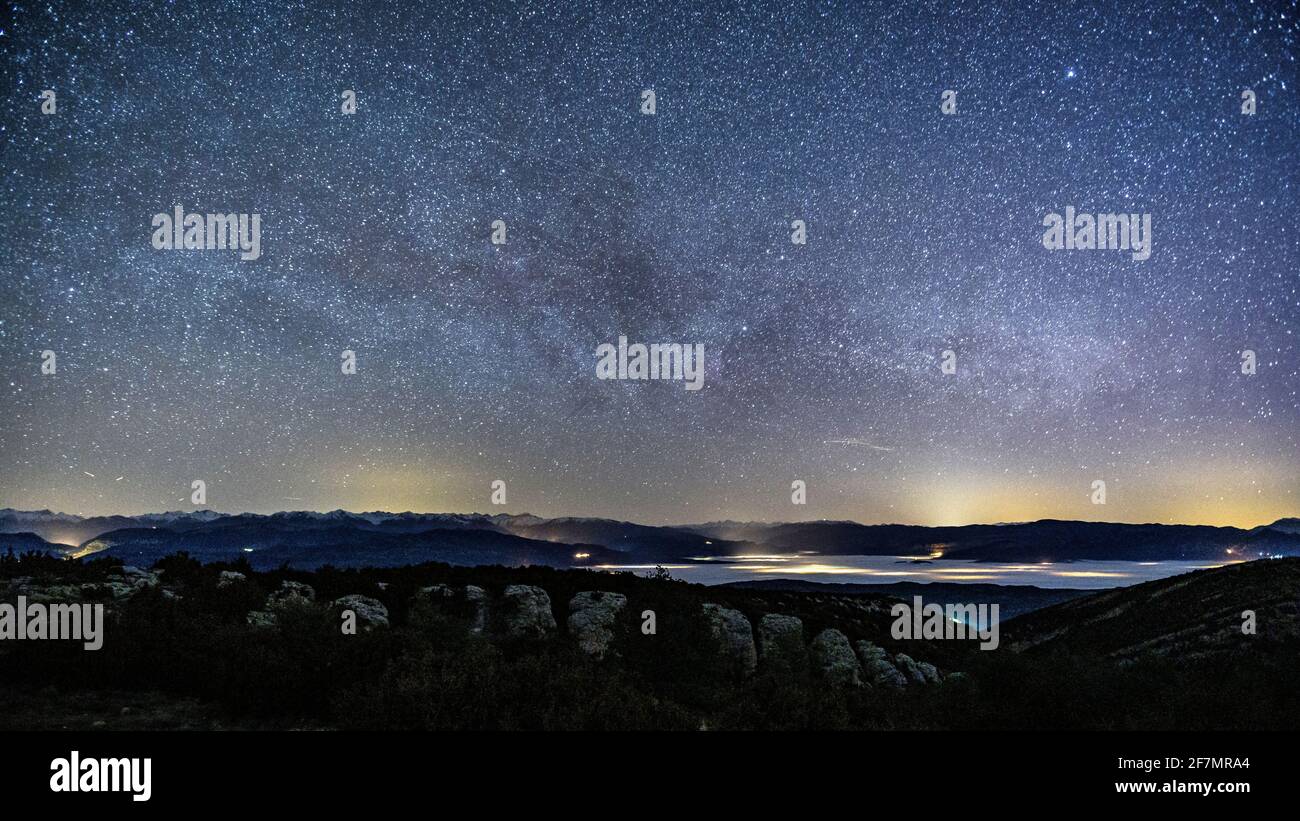 Vista nocturna de la Conca de Tremp vista desde Montsec (Pallars Jussà, Cataluña, España) ESP: Vista nocturna de la Conca de Tremp vista desde el Montsec Foto de stock