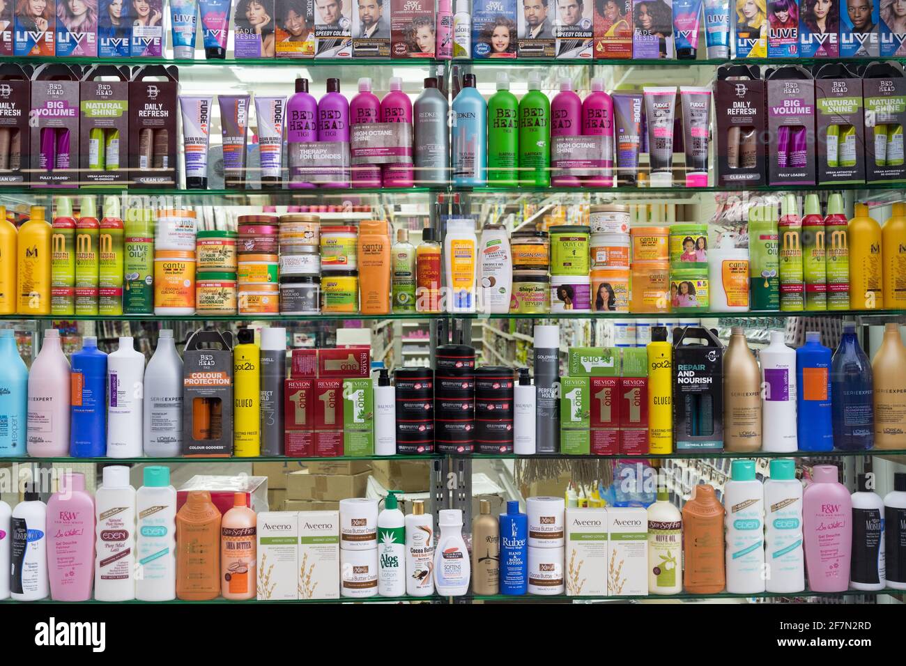 Productos para el cuidado del cabello fotografías e imágenes de alta  resolución - Alamy