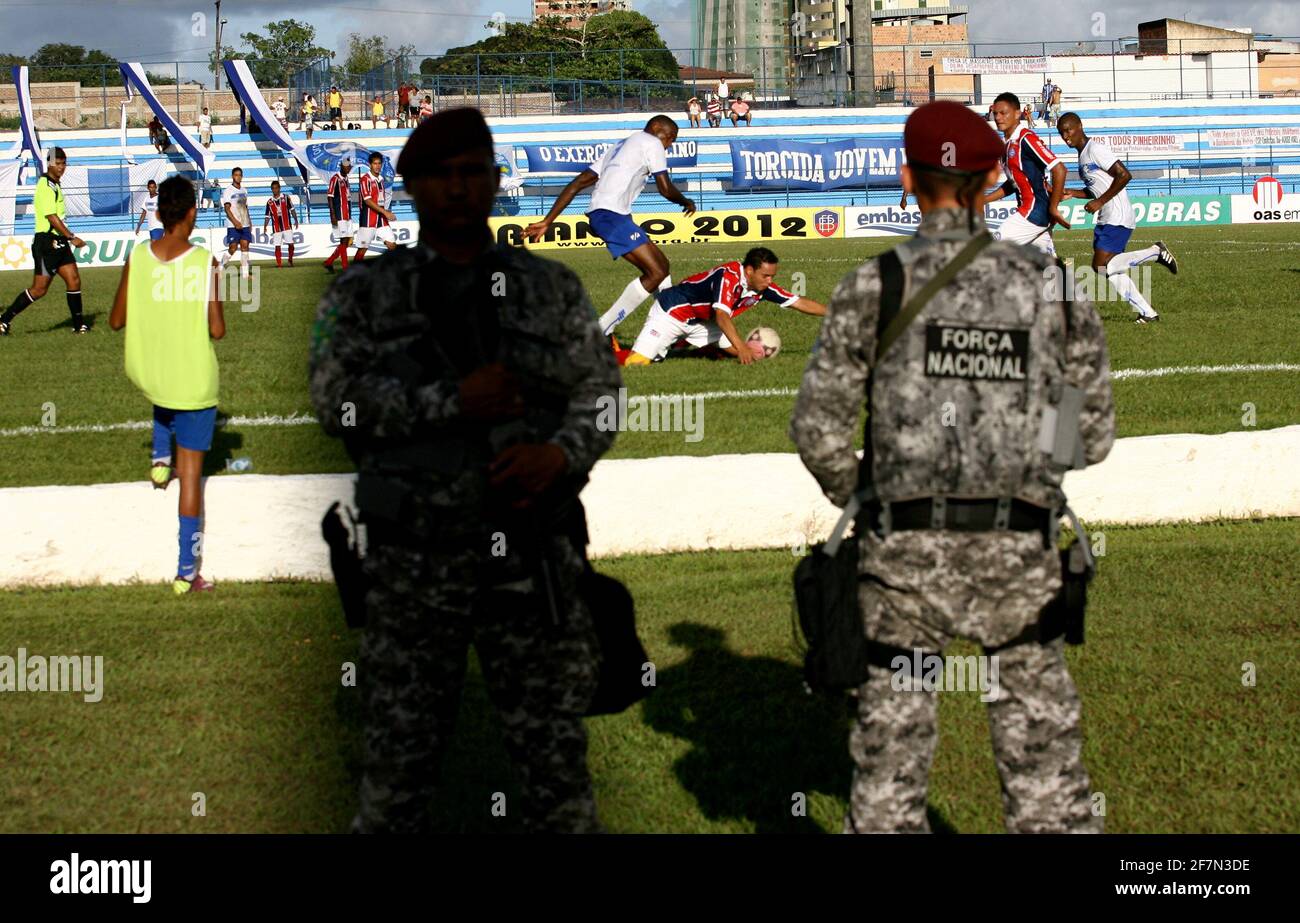 ilheus, bahia / brasil - 5 de mayo de 2012: Agentes de la Fuerza Nacional  son vistos haciendo