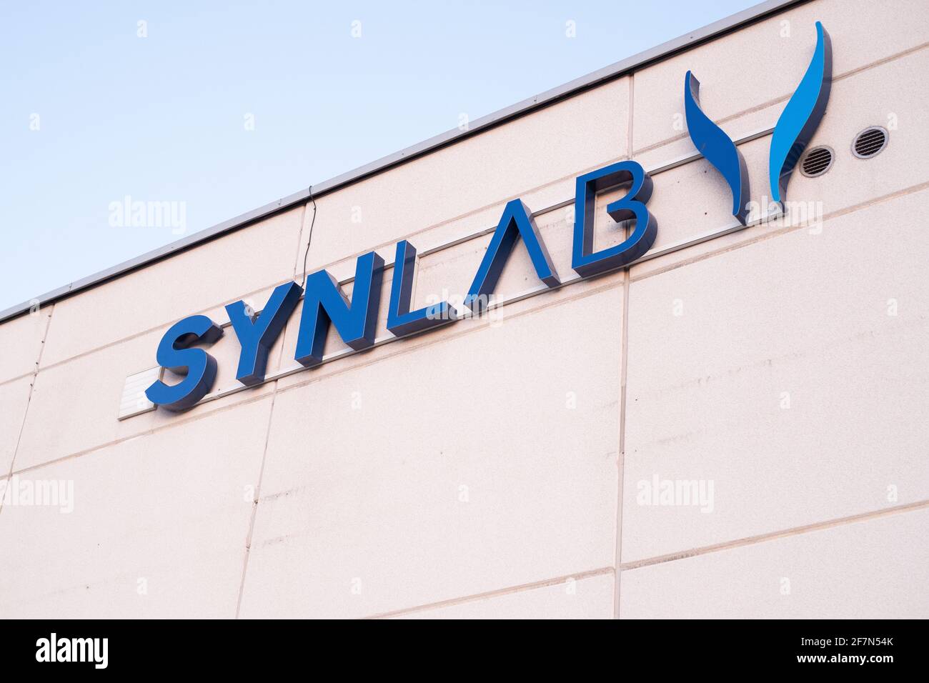 Synlab ofrece una amplia gama de servicios modernos de laboratorio médico. Diagnóstico médico. Foto de stock