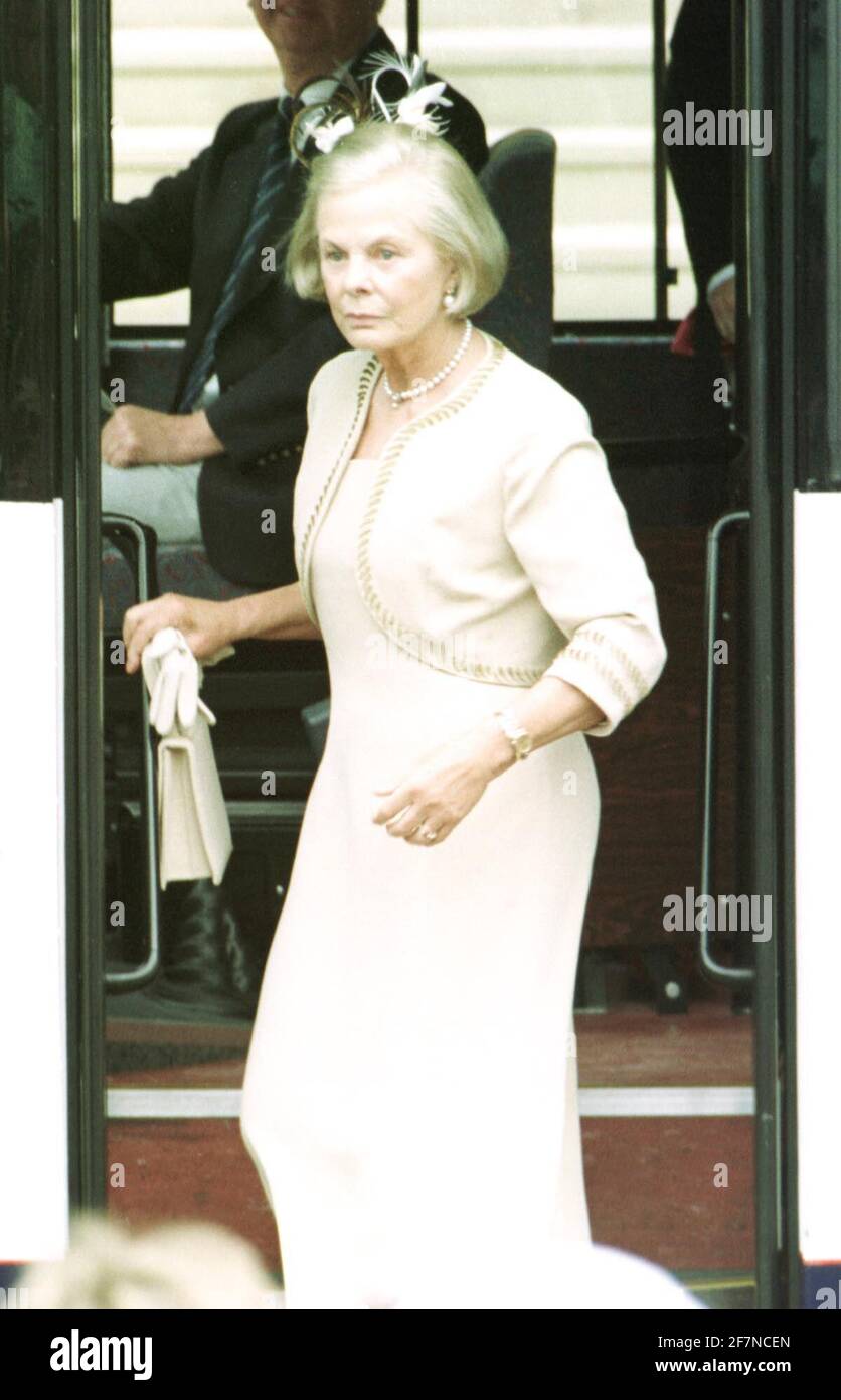 La duquesa de Kent llega al Castillo de Windsor el 1999for de junio La boda del Príncipe Eduardo con Sophie Rhys Jones Foto de stock